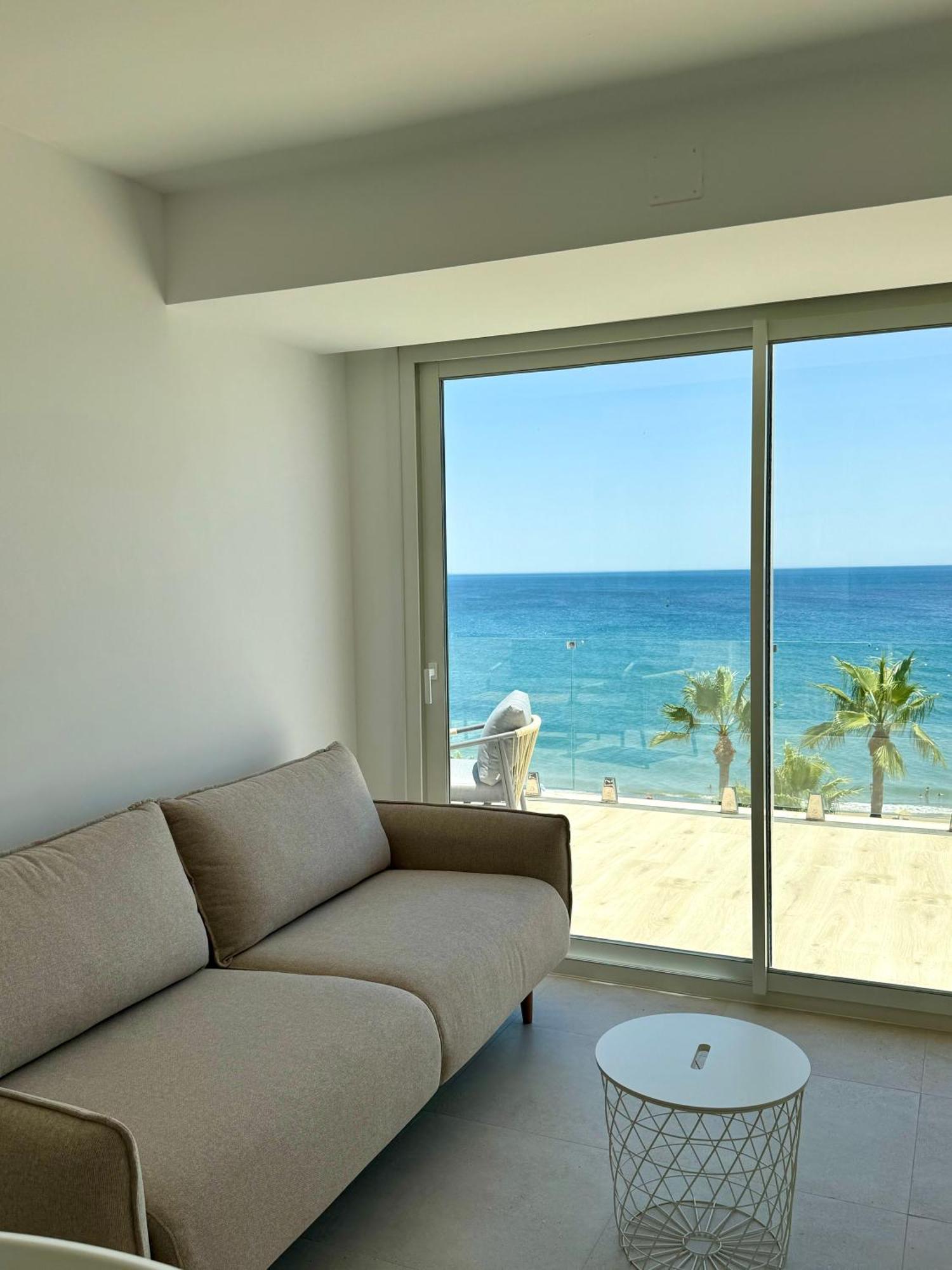 Sunnypalms - Beachfront Penthouse With Stunning Sea View Estepona Ngoại thất bức ảnh